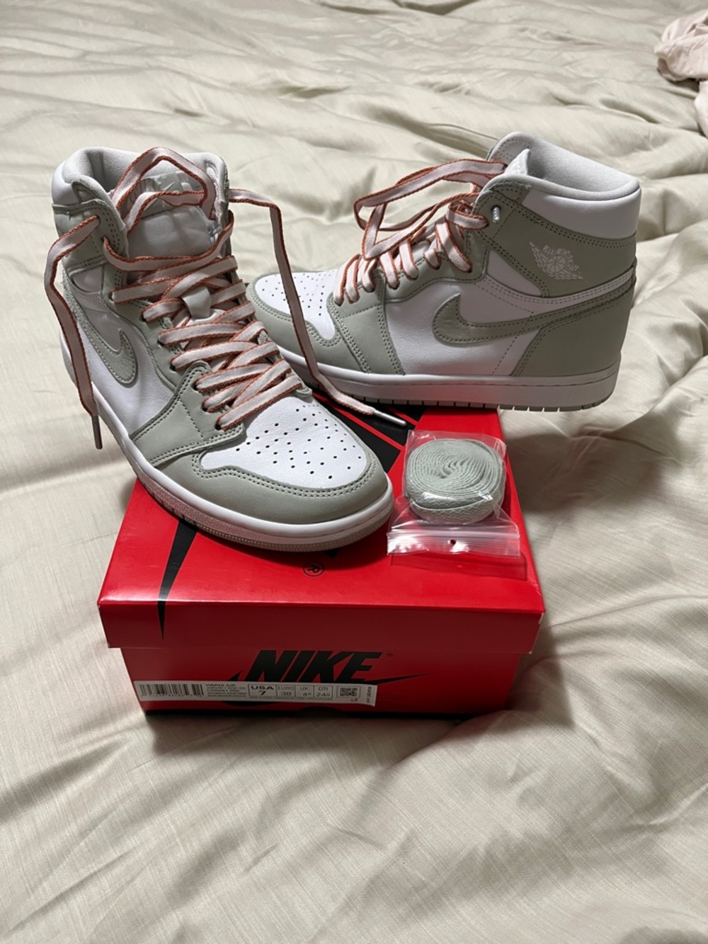 Jordan Women’s Air Jordan 1 High - Light Pink & Gray - Picture 3 of 3